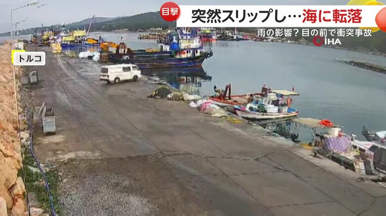 横滑りしながら海へ転落する白い車（4）