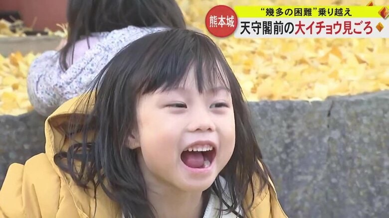 落ち葉を投げて遊ぶ子どもの姿も