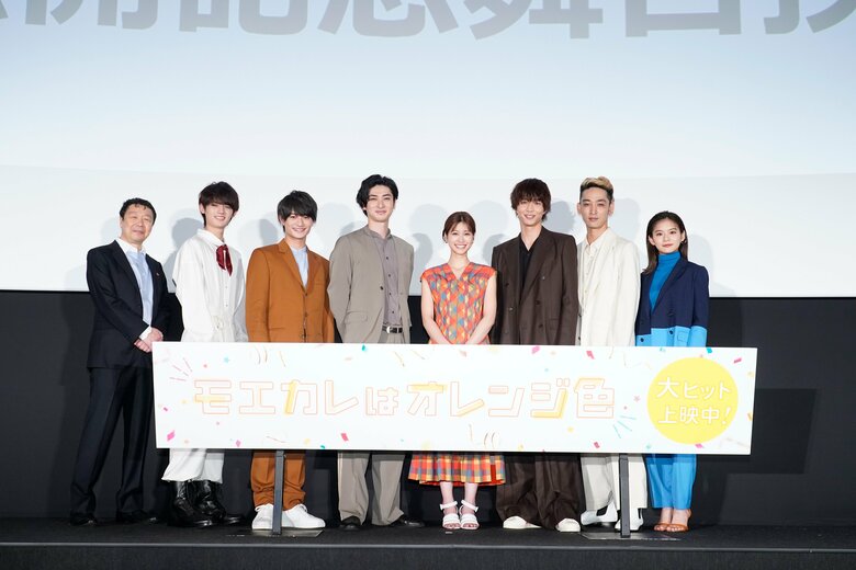 （左から）村上正典監督、藤原大祐さん、浮所飛貴さん、古川雄大さん、生見愛瑠さん、鈴木仁さん、上杉柊平さん、永瀬莉子さん