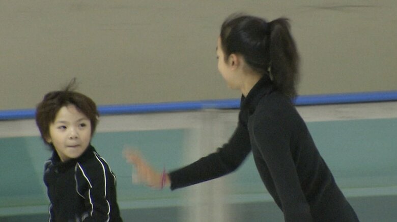 浅田真央とリンクで滑る幼い頃の宇野