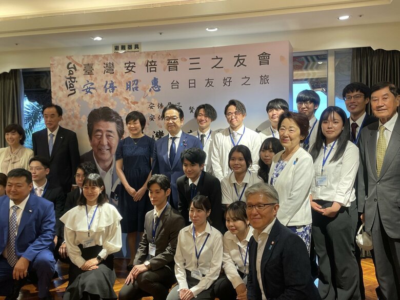 台湾にいる日本人留学生と記念写真（7月17日）