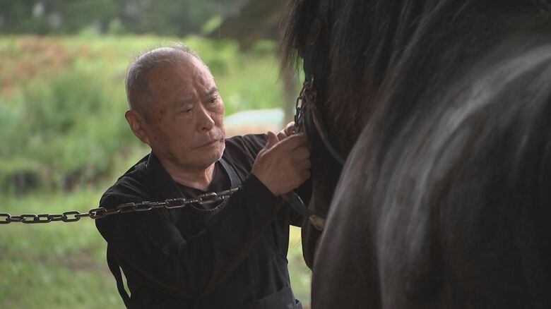 本番当日、馬に装束をつける準備をする祖父・昇さん