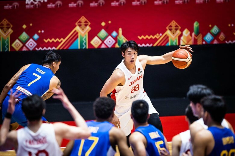 苦しい場面で強気のブロックを見せた張本天傑選手（C）FIBA