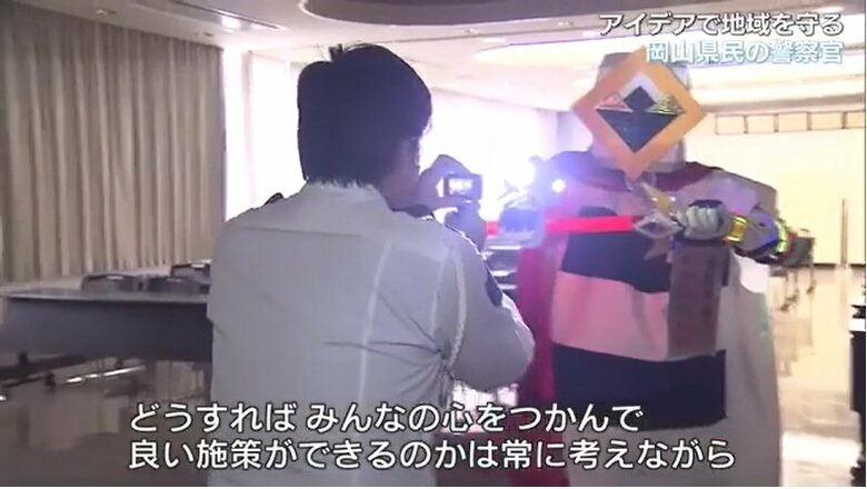 ＰＲ動画を撮影する正富警部補