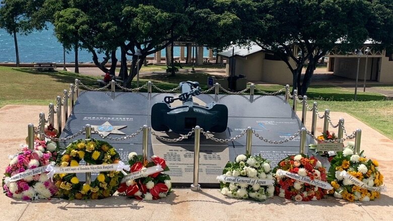 事故海域を臨む公園にある「えひめ丸事故慰霊碑」