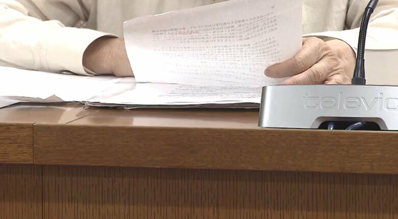 会見に臨む女性教師の母親