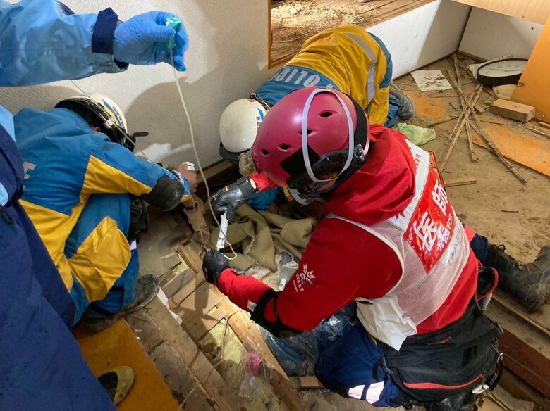 閉鎖的空間で救助チームと連携して医療措置を行う