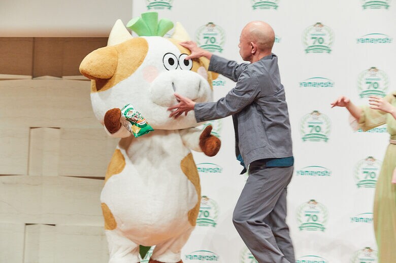 新キャラクターにつかみかかる…　山芳製菓 70周年記念発表会