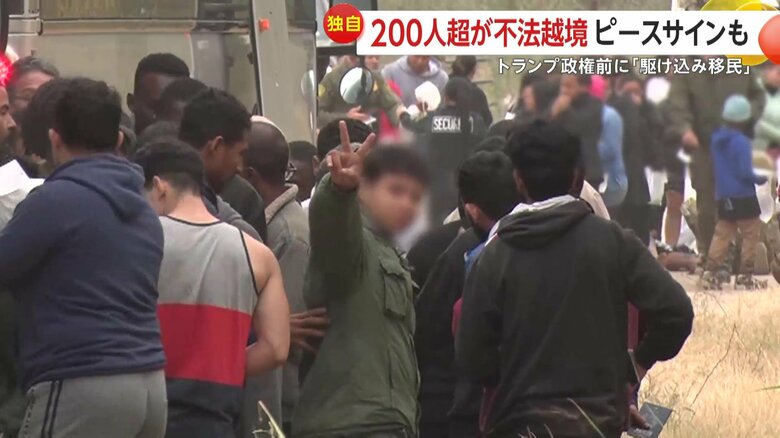 カメラに向かってピースサインをする男性の姿も