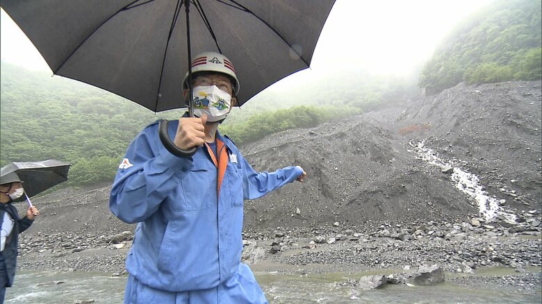 ツバクロを視察する川勝知事（2020年6月）