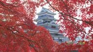 松本城で紅葉が見ごろ　秋の風情を楽しむ　長野・松本市