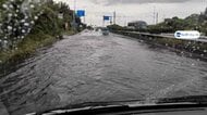 秋雨前線で大気不安定　各地で道路冠水相次ぐ　激しい雨で視界真っ白に　台風24号迷走　週明けまで全国的に警報級大雨に警戒