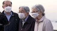 上皇ご夫妻が葉山の浜辺を散策　「静かで良い海ですよね」富士山を眺め犬とも触れ合い