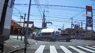 「うわ！マジ？」交差点で3台からむ衝突事故　右折車と直進車が出合い頭に…さらに後続車も　静岡市