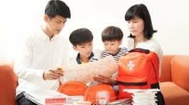 共働きで帰宅困難者になったら子供のお迎えはどうする?「どちらか一人」は安全な場所で待機してほしい理由