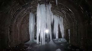 外出自粛中に届けたい「氷の絶景」幅200mの“巨大氷柱”に“トンネル氷柱”…秘境に氷の神殿