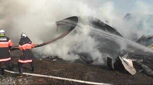 牛舎を焼く火事 敷地内の住宅に4人 全員逃げて無事<岩手・八幡平市>