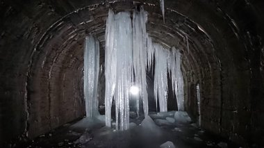 外出自粛中に届けたい「氷の絶景」幅200mの“巨大氷柱”に“トンネル氷柱”…秘境に氷の神殿