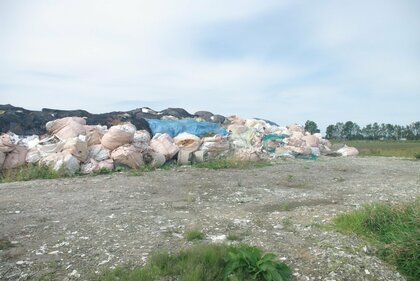 最大70m×20m 自宅敷地内にゴミの山10か所…解体工事の廃棄物などを許可受けずに収集・運搬・不法投棄  無許可で相場より安く請け負う―リサイクル会社の67歳男を逮捕