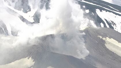 十勝岳の噴火警戒レベルが「2」に…山開きを前に火口周辺規制―気象台は“大きな噴石”に警戒呼びかける〈3月から火山活動が活発化＿美瑛町と上富良野町は注意看板を設置し対応へ〉北海道