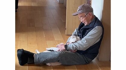「僕のこと好き？」「好きだよ」おじいちゃんと愛犬のラブラブ姿に癒される…“ふたりの日常”を飼い主に聞いた