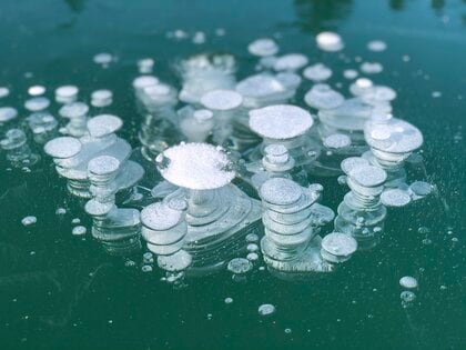 北海道の湖から聞こえる“謎の音”…氷の芸術「アイスバブル」のメカニズムも解説