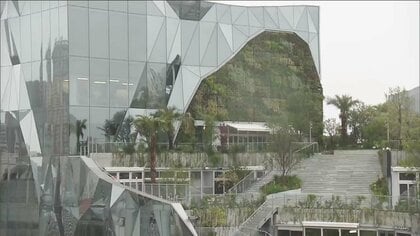 原宿で銭湯「ハラカド」誕生　緑に囲まれた新スポット　壁には富士山が描かれ…湯上がりに「銭湯飯」はいかが