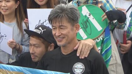 カズのビブスは“背番号11”…57歳三浦知良が鈴鹿の練習に初参加 30歳以上離れた選手ら相手に軽快な動き