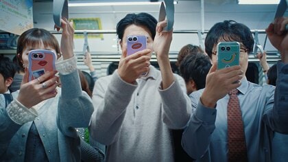 ソフトバンク、山寺宏一さんが1人4役スマホキャラクターを演じ分ける新WEB動画「撮られてるかもミュージカル」篇を公開