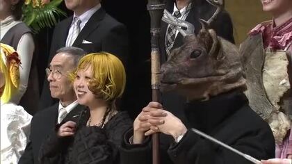 個性的な衣装で学びや巣立つ　「面白い作品を作れたことが一番の思い出」　秋田公立美大で卒業式　秋田市