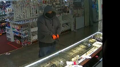 3人組が銃を手に現れ…貴金属店強盗の瞬間　被害額は1億2000万円相当　犯行グループと警備員は“銃撃戦”に　カリフォルニア州