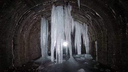 外出自粛中に届けたい 氷の絶景 幅0ｍの 巨大氷柱 に トンネル