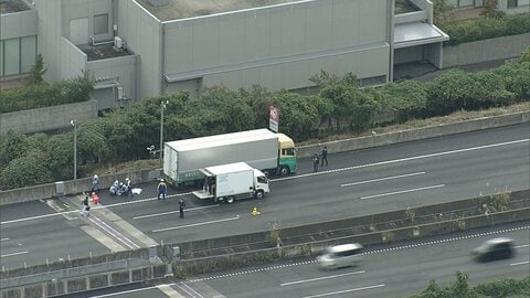 新東名の死亡ひき逃げ　被害者は山梨県の55歳運転手と判明　現場付近は約9時間の通行止めに　大型トラックの後部タイヤバースト　降車し点検中に後続車にはねられたか　静岡県警が逃走した車の行方を追う
