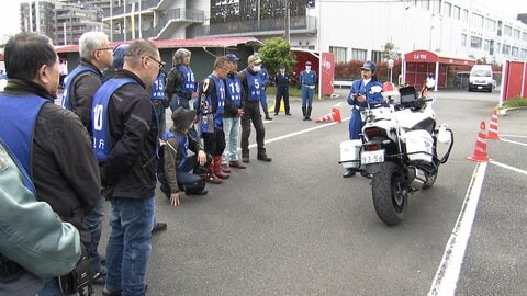 二輪車の安全運転教室　女性白バイ隊が指導