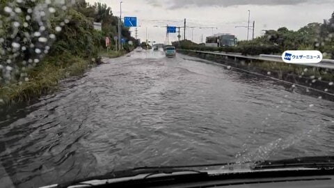 秋雨前線で大気不安定　各地で道路冠水相次ぐ　激しい雨で視界真っ白に　台風24号迷走　週明けまで全国的に警報級大雨に警戒