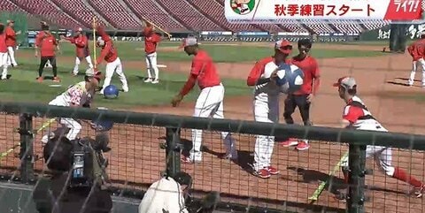 マツダスタジアムで秋季練習がスタート　カープ新井貴浩監督「徹底的に体をいじめてもらう」　【広島発】