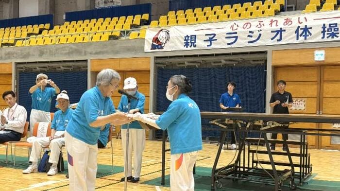 ラジオ体操の参加者を表彰する様子