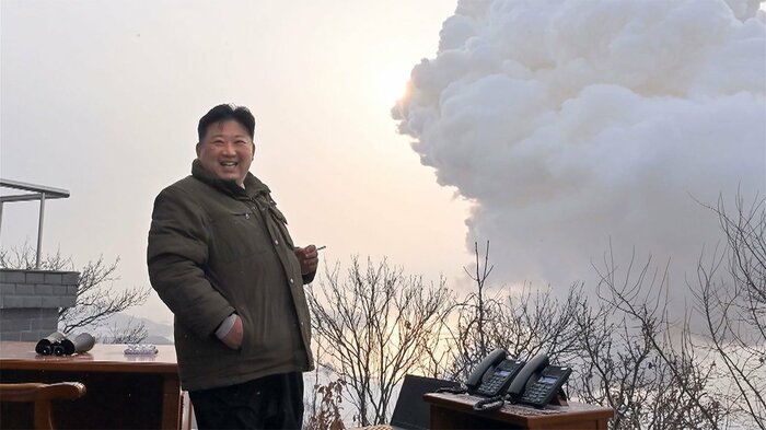 エンジンの燃焼実験に立ち会った金総書記