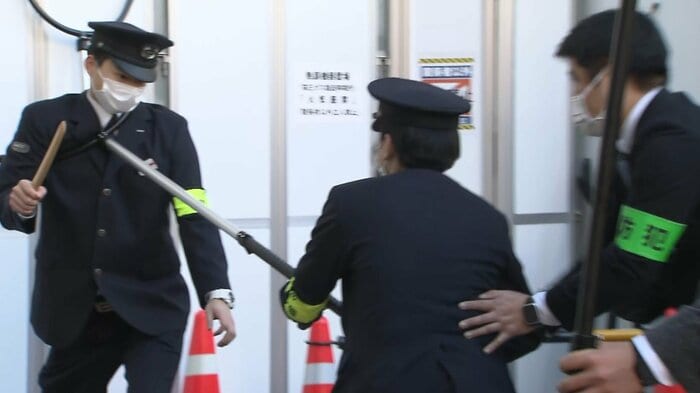 駅員らによる「さすまた」訓練も、かなりリアルだった
