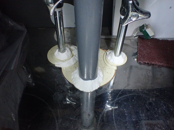 台所のシンクはパテなどですき間をふさぐと安心