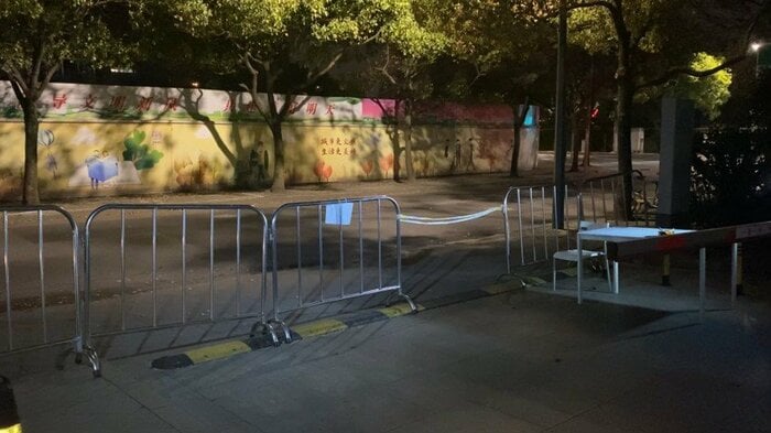 記者の居住区入口に設置された柵(3月28日午前5時撮影)まさか60日以上もの“付き合い”になるとは…