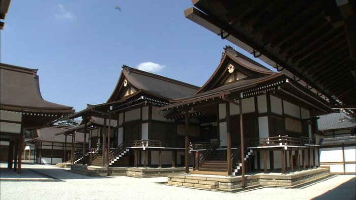インドネシア訪問を前に、陛下は皇居内の宮中三殿の賢所、皇霊殿、神殿で拝礼