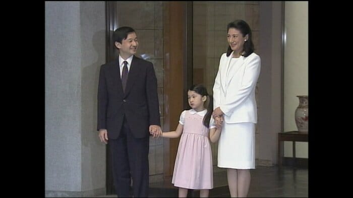 帰国された皇太子さまを玄関で出迎えられた雅子さまと愛子さま