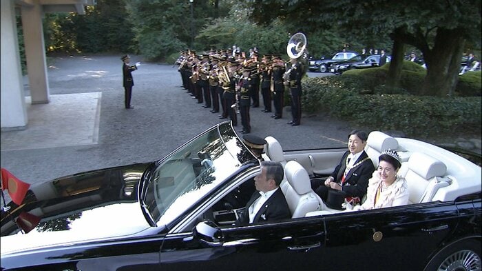 赤坂御所に到着される両陛下　奥に音楽隊