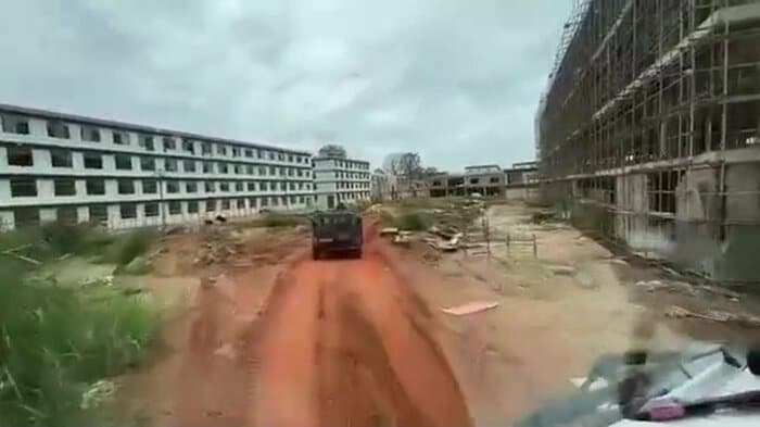 広大な敷地に建ち並ぶ詐欺拠点（この記事に掲載している写真は、2026年9月7日に現地を訪れた関係者が撮影し、使用許諾を得たものです）