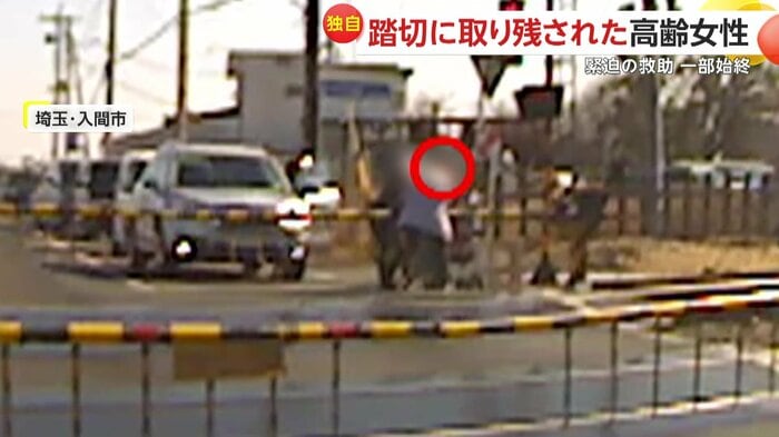 遮断機が持ち上がらず焦る人々(FNN投稿サイト「ビデオPost」)(映像提供:狭山モータースクール)