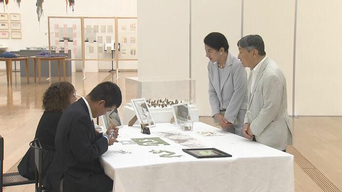切り絵の実演に感心されていた