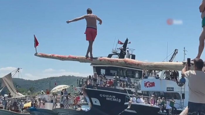 赤い水着の男性は慎重に歩みを進める