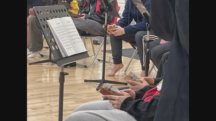 指で弾いて音を鳴らす『カリンバ』を使った音楽の授業