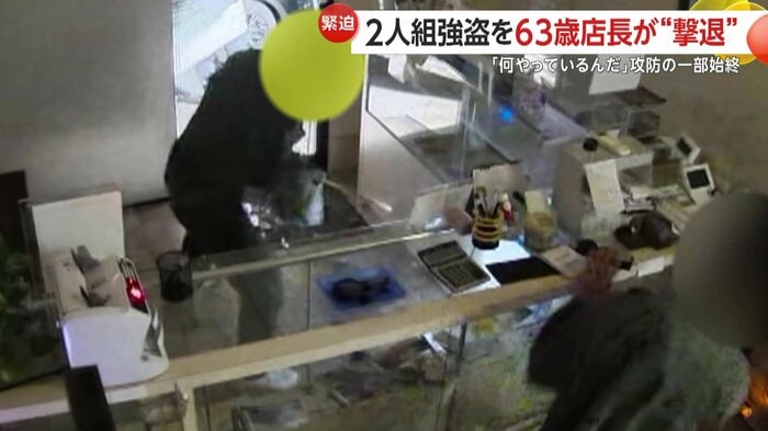 画面手前からカウンターに駆け寄るのが店長